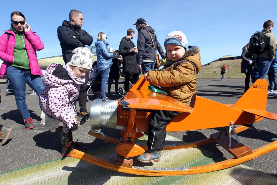 Lietuvos aviacijos muziejuje šurmuliavo „Atvelykis tarp lėktuvų“