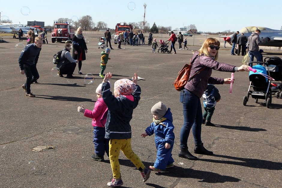 Lietuvos aviacijos muziejuje šurmuliavo „Atvelykis tarp lėktuvų“