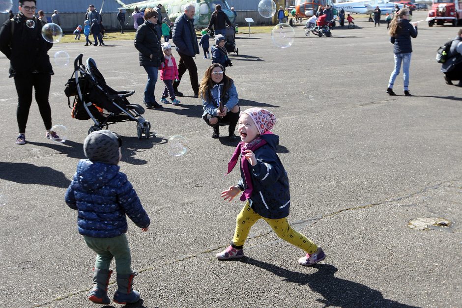 Lietuvos aviacijos muziejuje šurmuliavo „Atvelykis tarp lėktuvų“