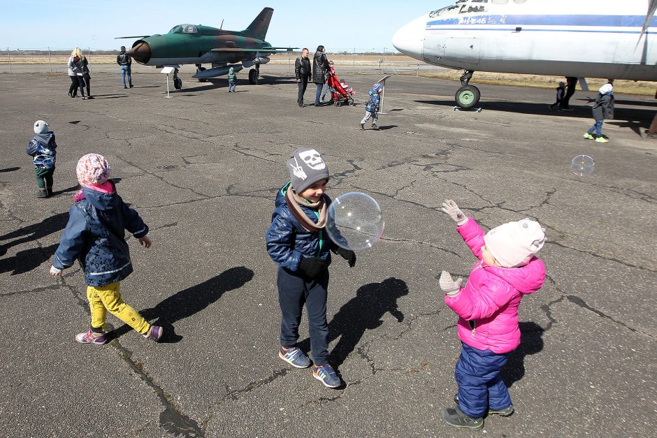 Lietuvos aviacijos muziejuje šurmuliavo „Atvelykis tarp lėktuvų“