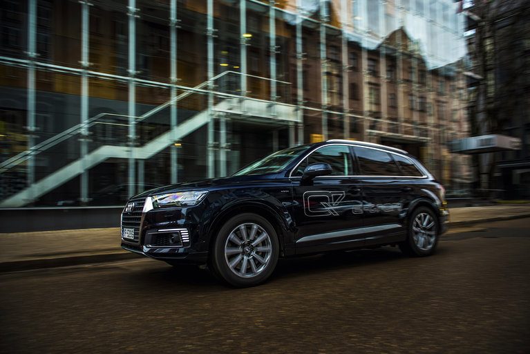 Pristatomas pirmasis iš tinklo įkraunamas hibridinis ,,Audi Q7 e-tron“ 