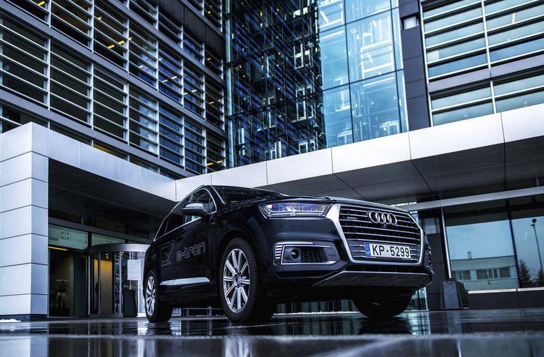 Pristatomas pirmasis iš tinklo įkraunamas hibridinis ,,Audi Q7 e-tron“ 