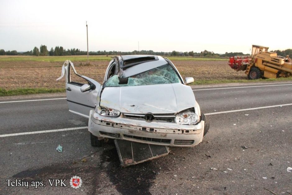 Telšių rajone automobilis taranavo kombainą