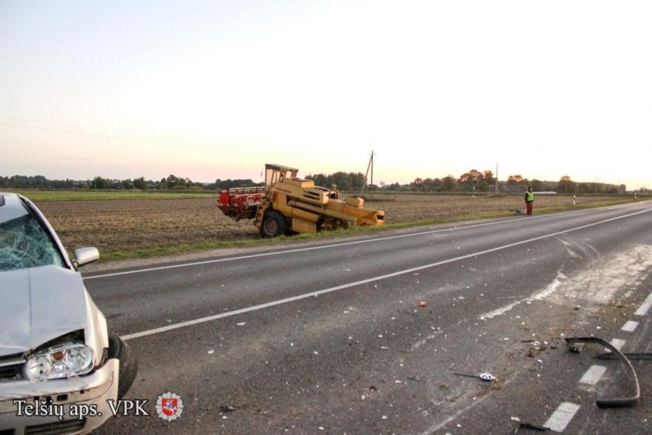 Telšių rajone automobilis taranavo kombainą