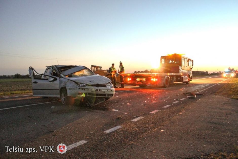 Telšių rajone automobilis taranavo kombainą