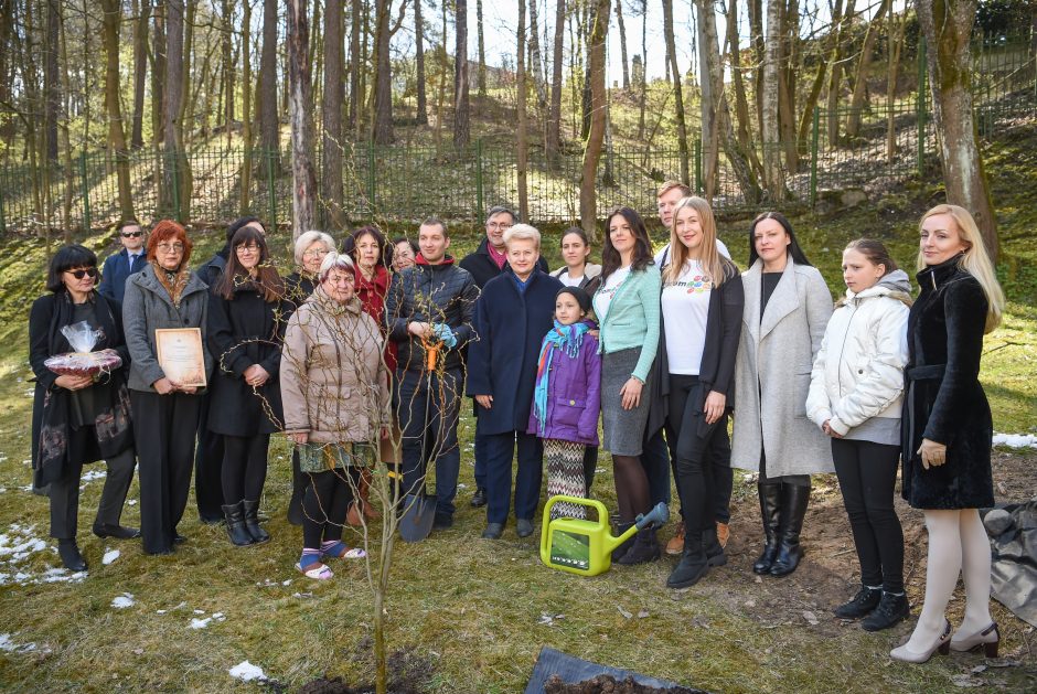 Akcija „Darom“: prezidentė kviečia gražinti aplinką sodinukais