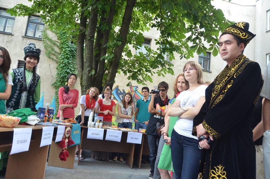 Užsieniečius stebina lietuvių kalbos keistenybės: kodėl kopūstienė ir Petraitienė – su ta pačia priesaga?