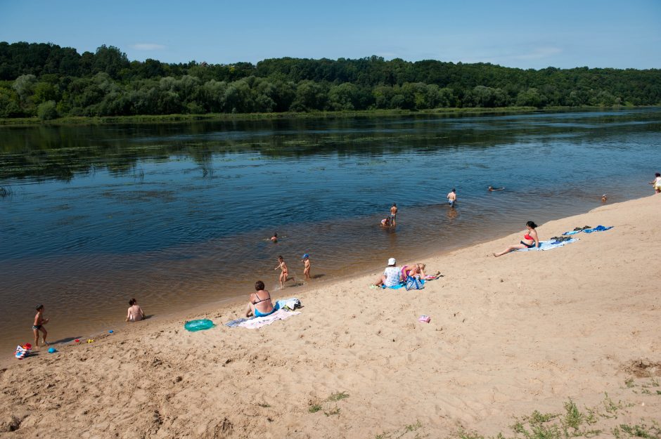 Kauniečiams nerūpi perspėjimas, kad Panemunės paplūdimyje pavojinga