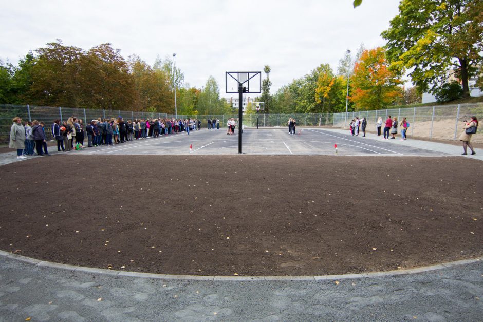 Vilniaus mokyklai „Lidl“ padovanojo naują krepšinio aikštelę