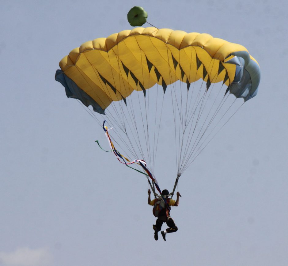 Šalia Klaipėdos parašiutininkas leidosi skiriamojoje juostoje