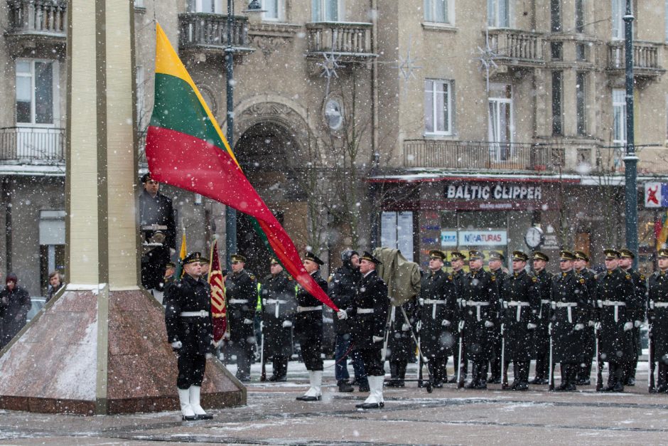 Nepriklausomybės aikštėje – iškilminga Lietuvos vėliavos pakėlimo ceremonija