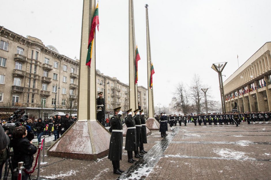 Nepriklausomybės aikštėje – iškilminga Lietuvos vėliavos pakėlimo ceremonija