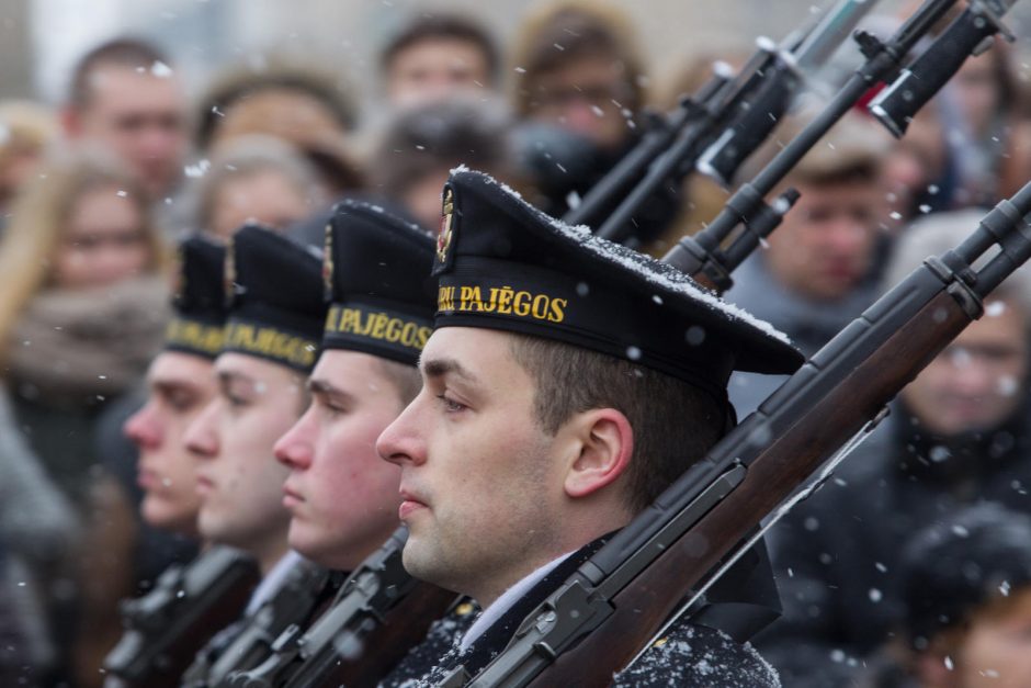 Nepriklausomybės aikštėje – iškilminga Lietuvos vėliavos pakėlimo ceremonija