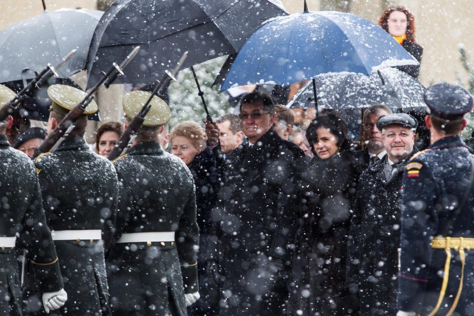 Nepriklausomybės aikštėje – iškilminga Lietuvos vėliavos pakėlimo ceremonija