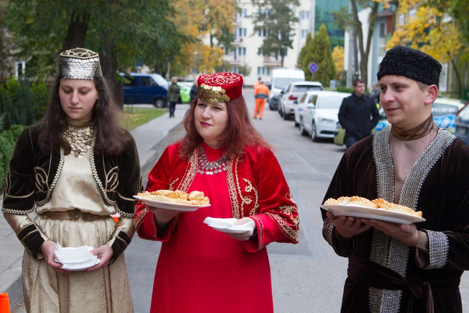 Draugiškumo ženklas Vilniaus karaimams – gatvės akcentas karaimų kalba