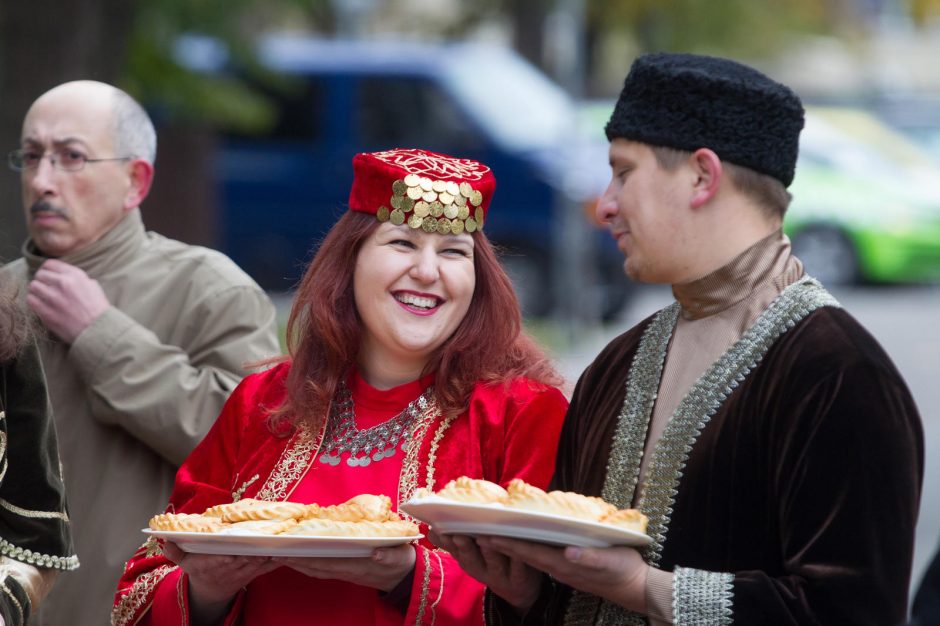 Draugiškumo ženklas Vilniaus karaimams – gatvės akcentas karaimų kalba