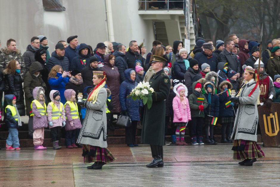 Žmonės sostinėje rinkosi atiduoti pagarbą Lietuvos kariuomenei