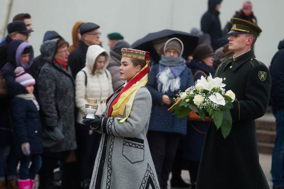 Žmonės sostinėje rinkosi atiduoti pagarbą Lietuvos kariuomenei