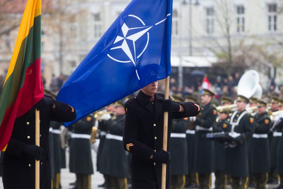 Žmonės sostinėje rinkosi atiduoti pagarbą Lietuvos kariuomenei