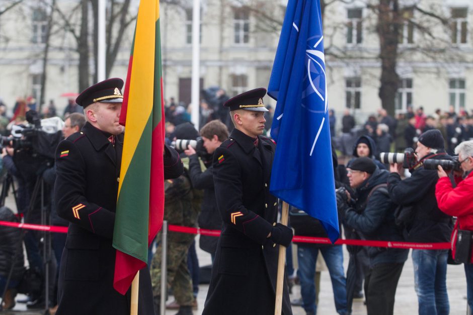 Žmonės sostinėje rinkosi atiduoti pagarbą Lietuvos kariuomenei