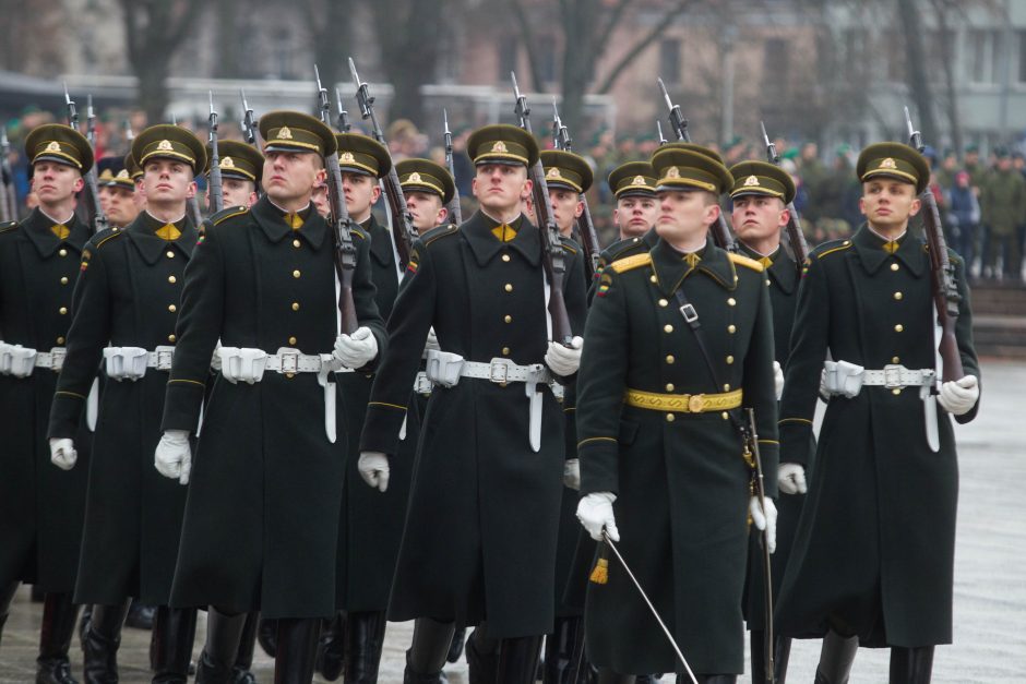 Žmonės sostinėje rinkosi atiduoti pagarbą Lietuvos kariuomenei