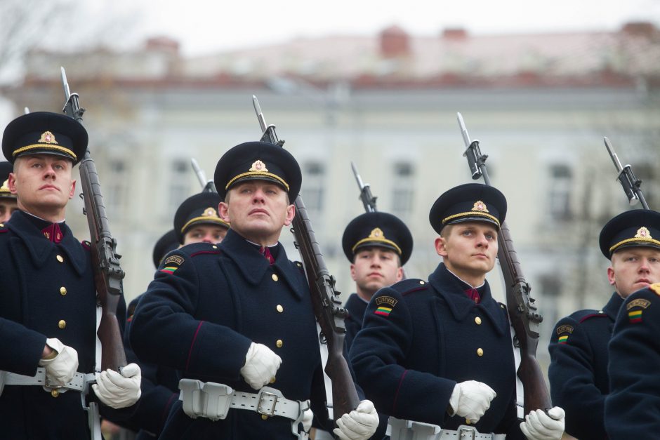 Žmonės sostinėje rinkosi atiduoti pagarbą Lietuvos kariuomenei