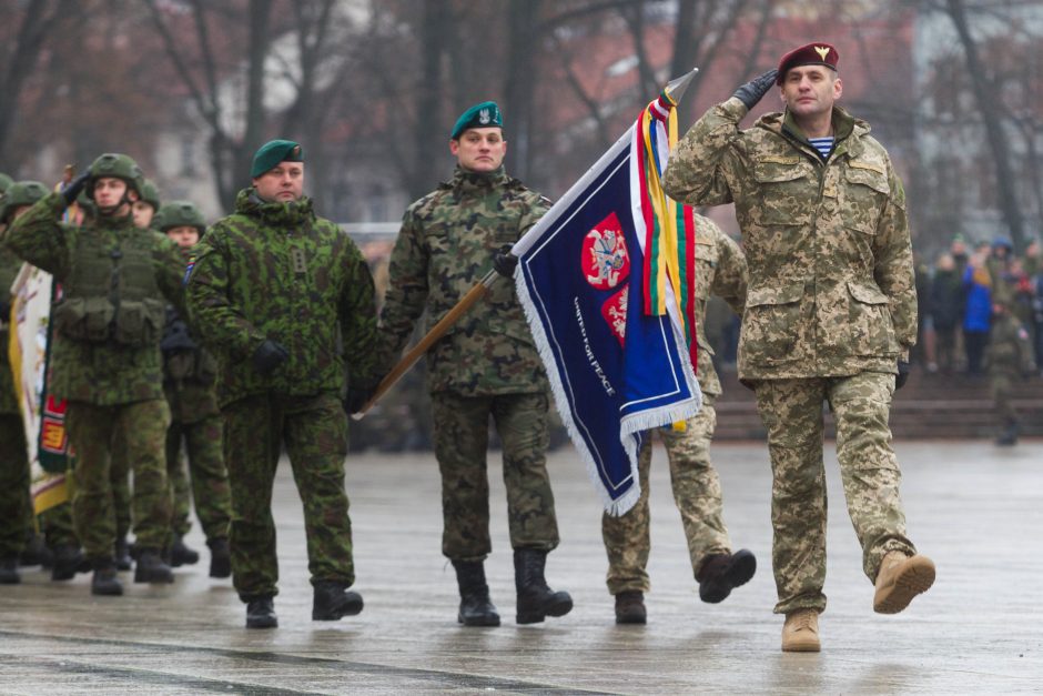 Žmonės sostinėje rinkosi atiduoti pagarbą Lietuvos kariuomenei