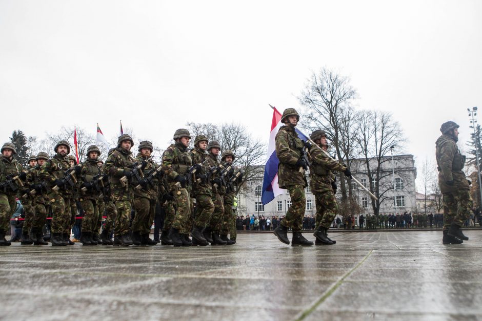 Žmonės sostinėje rinkosi atiduoti pagarbą Lietuvos kariuomenei