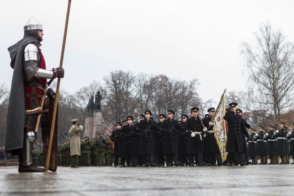 Žmonės sostinėje rinkosi atiduoti pagarbą Lietuvos kariuomenei