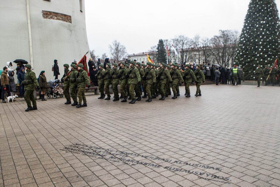 Žmonės sostinėje rinkosi atiduoti pagarbą Lietuvos kariuomenei