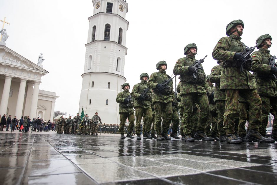 Žmonės sostinėje rinkosi atiduoti pagarbą Lietuvos kariuomenei