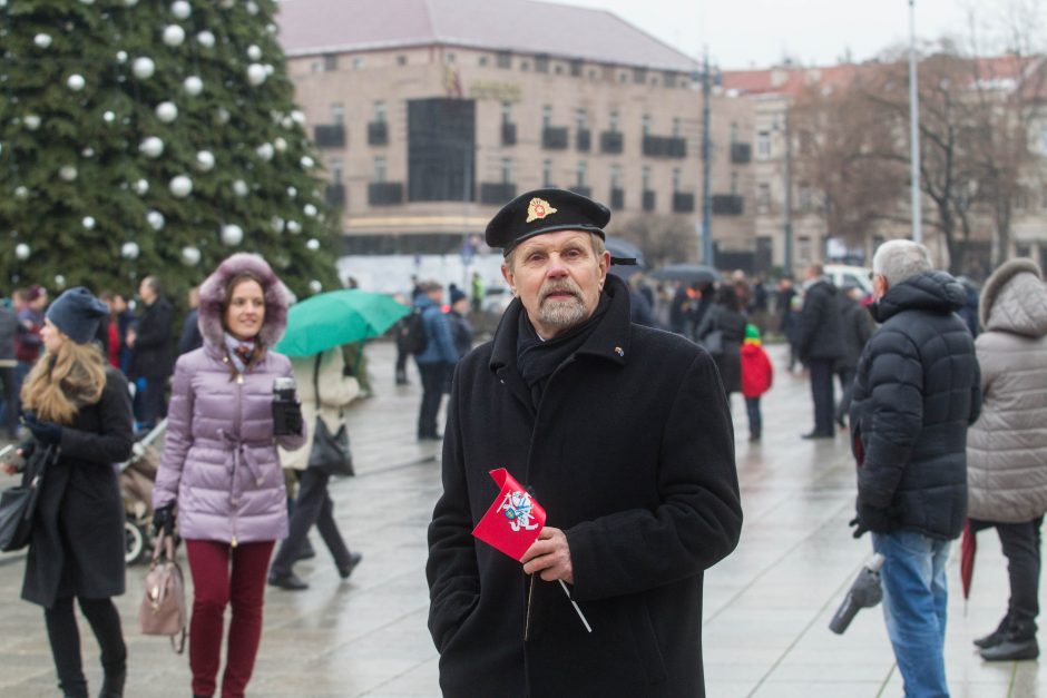 Žmonės sostinėje rinkosi atiduoti pagarbą Lietuvos kariuomenei