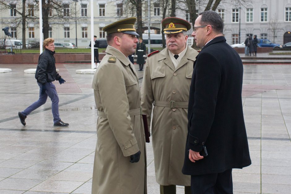 Žmonės sostinėje rinkosi atiduoti pagarbą Lietuvos kariuomenei