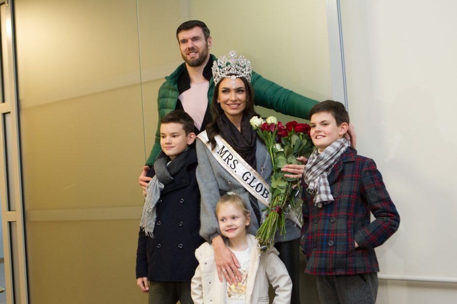 Į Lietuvą parvyko „Misis Pasaulis 2018“ triumfavusi T. Lavrinovič