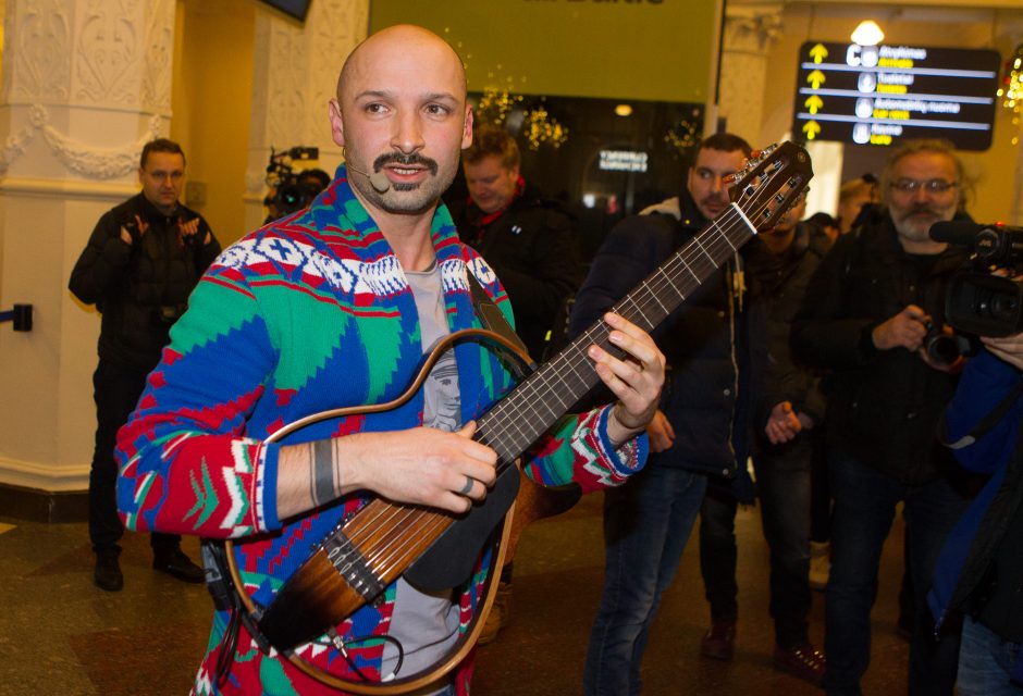 Krepšininkų Ballų sutiktuvės: užsienio žiniasklaida ūžia dėl J. Didžiulio dainos