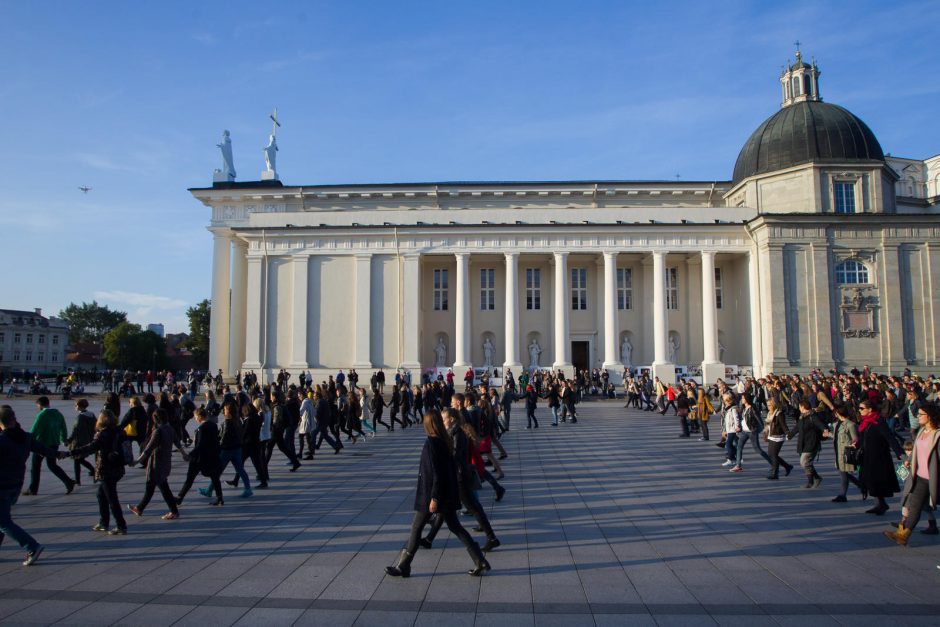 Šimtai žmonių atsigulė ant Katedros aikštės grindinio