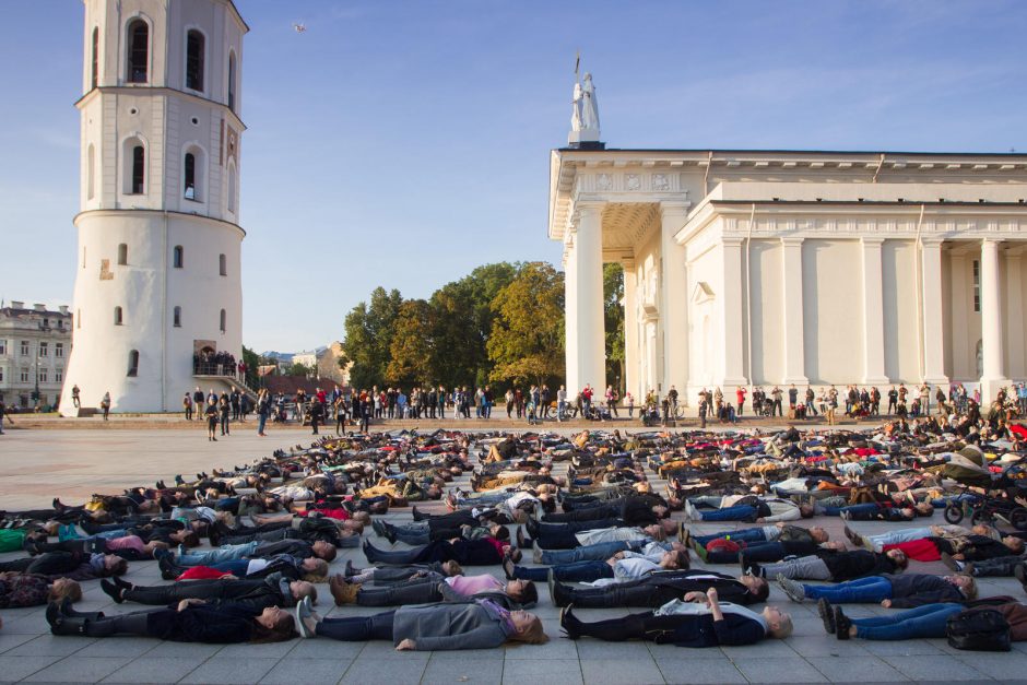 Šimtai žmonių atsigulė ant Katedros aikštės grindinio