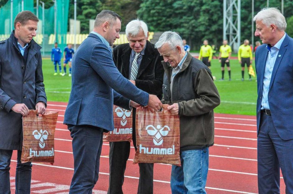 Pagerbti nusipelnę Kauno futbolo bendruomenės atstovai