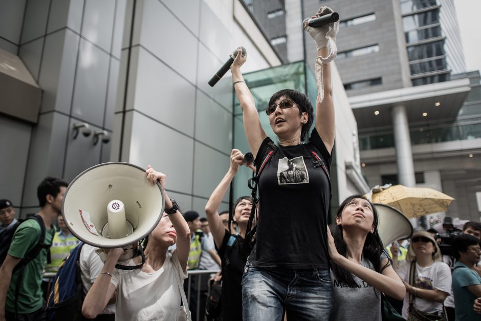 Honkonge protestuotojai surengė sarkastiškas „krūtų eitynes“