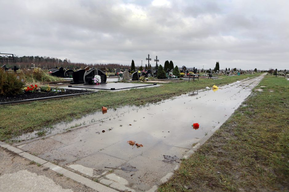 Lėbartuose kapai skęsta vandenyje