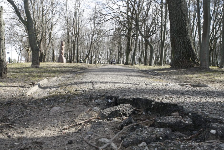 Uostamiesčio reprezentaciniame parke svečiai rizikuoja išsisukti kojas