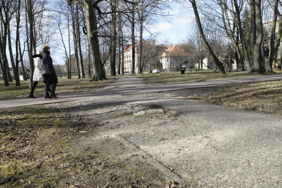 Uostamiesčio reprezentaciniame parke svečiai rizikuoja išsisukti kojas