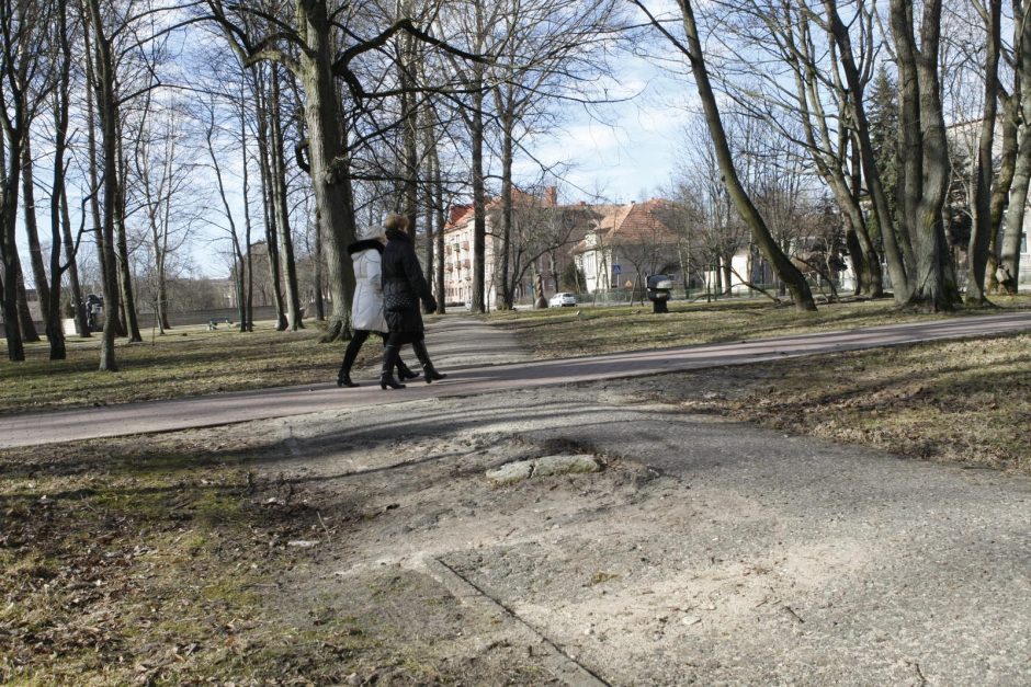 Uostamiesčio reprezentaciniame parke svečiai rizikuoja išsisukti kojas