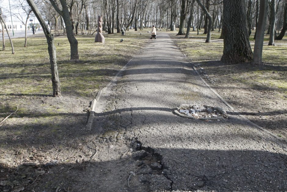 Uostamiesčio reprezentaciniame parke svečiai rizikuoja išsisukti kojas