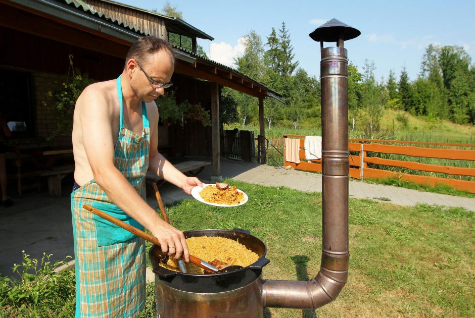 Mokslų daktaras medituoja gamindamas plovą (receptas)