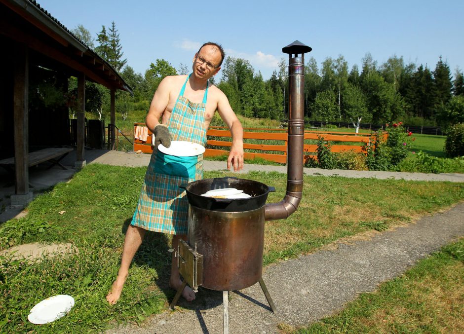 Mokslų daktaras medituoja gamindamas plovą (receptas)