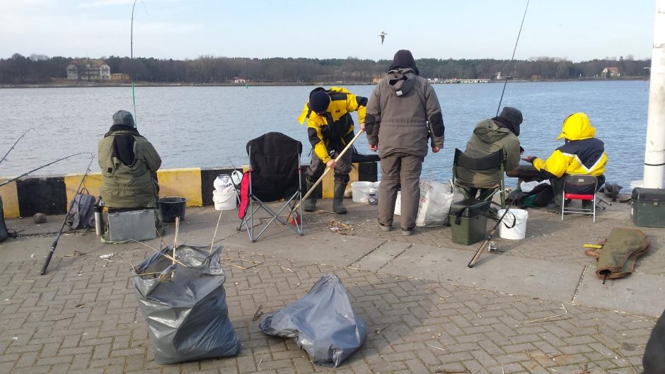 Vietoj meškerių – šluotos žvejams