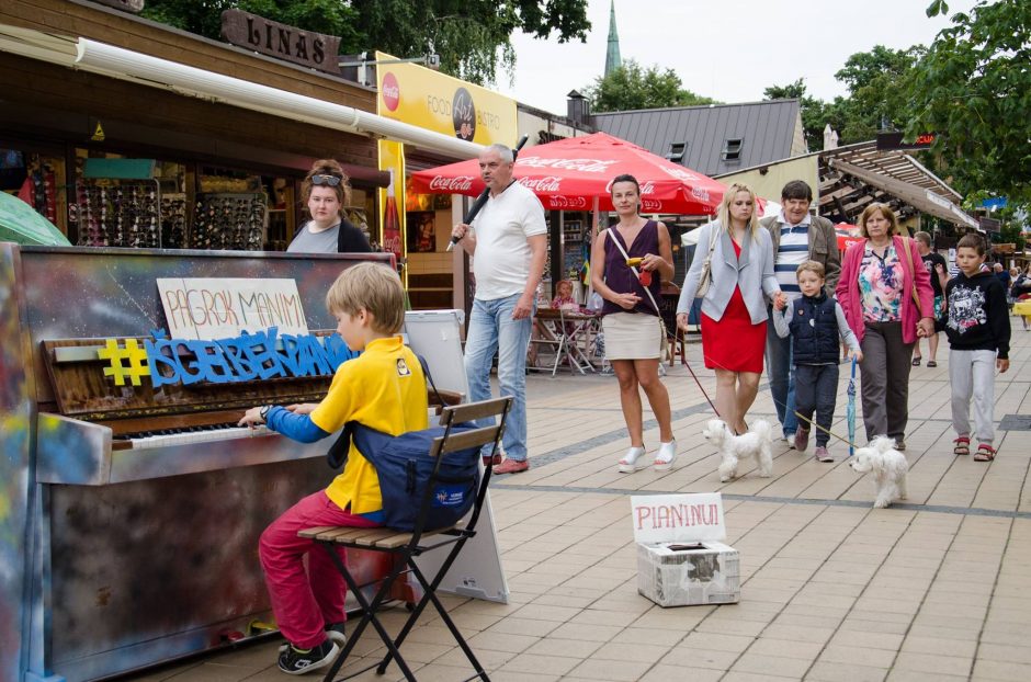 Jaunuolių misija – išgelbėti pianiną