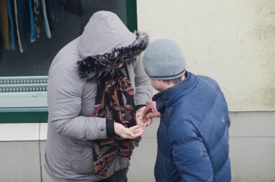 Apgavikai ir vėl maldauja pinigų