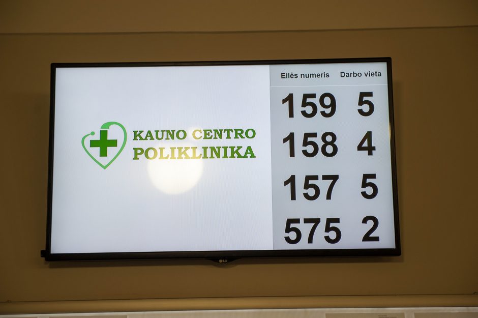 Pacientus pasitinka atnaujinta Centro poliklinikos registratūra